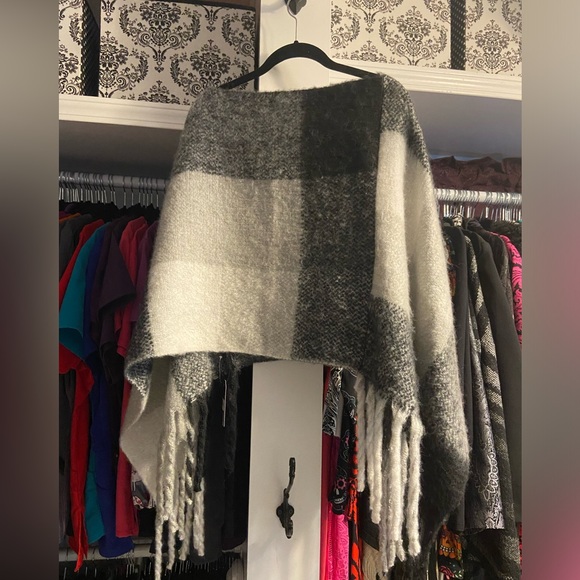 NWT Janice Apparel Poncho-One Size - Picture 5 of 11